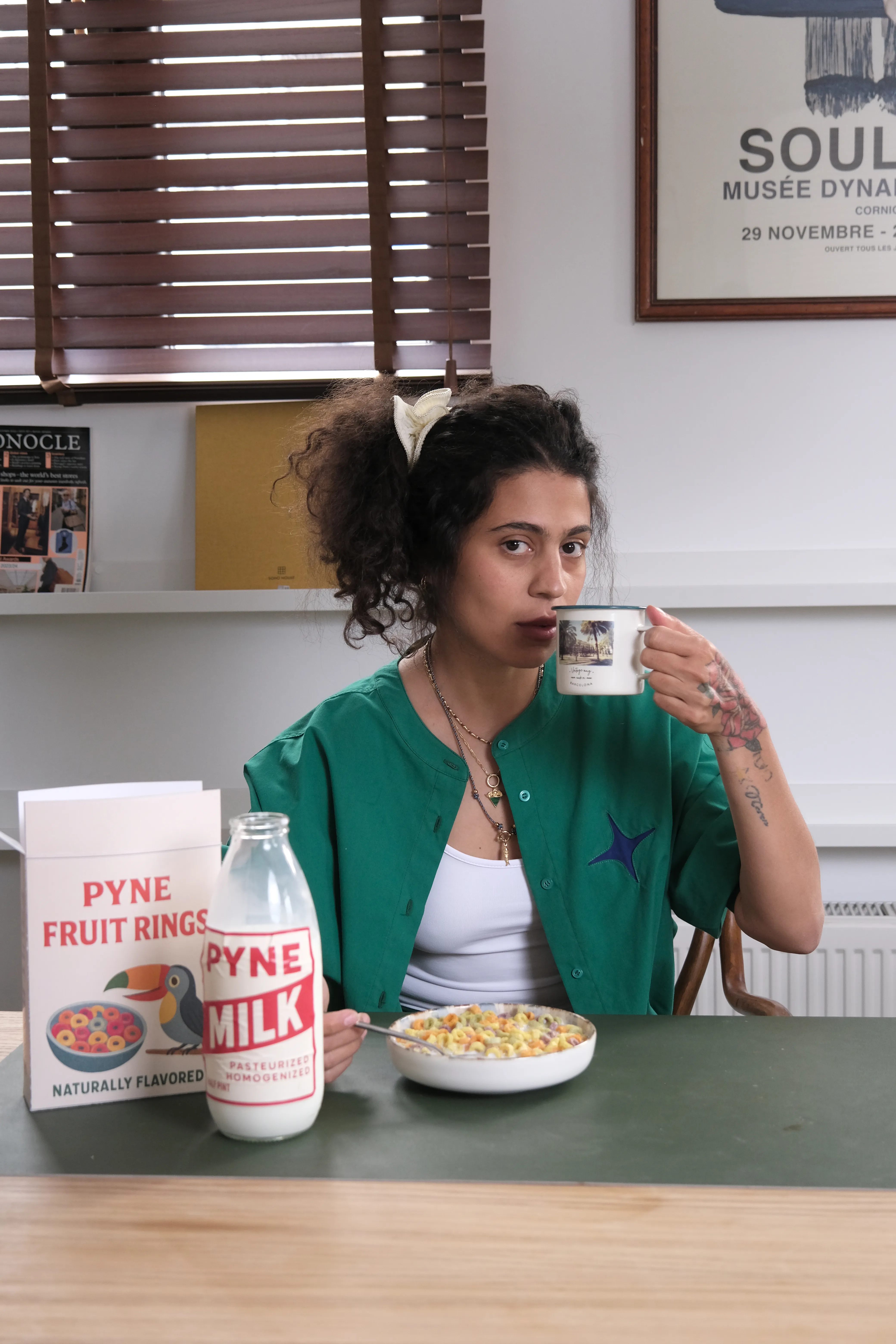 Model eating muesli